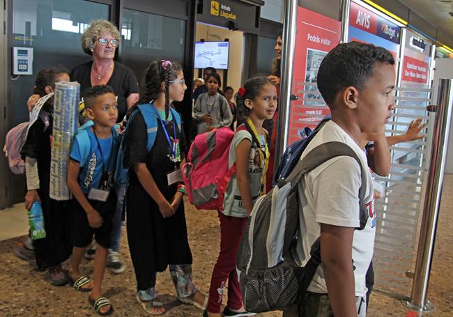 Los refugiados en su llegada al aeropuerto de Ranón (Asturias).