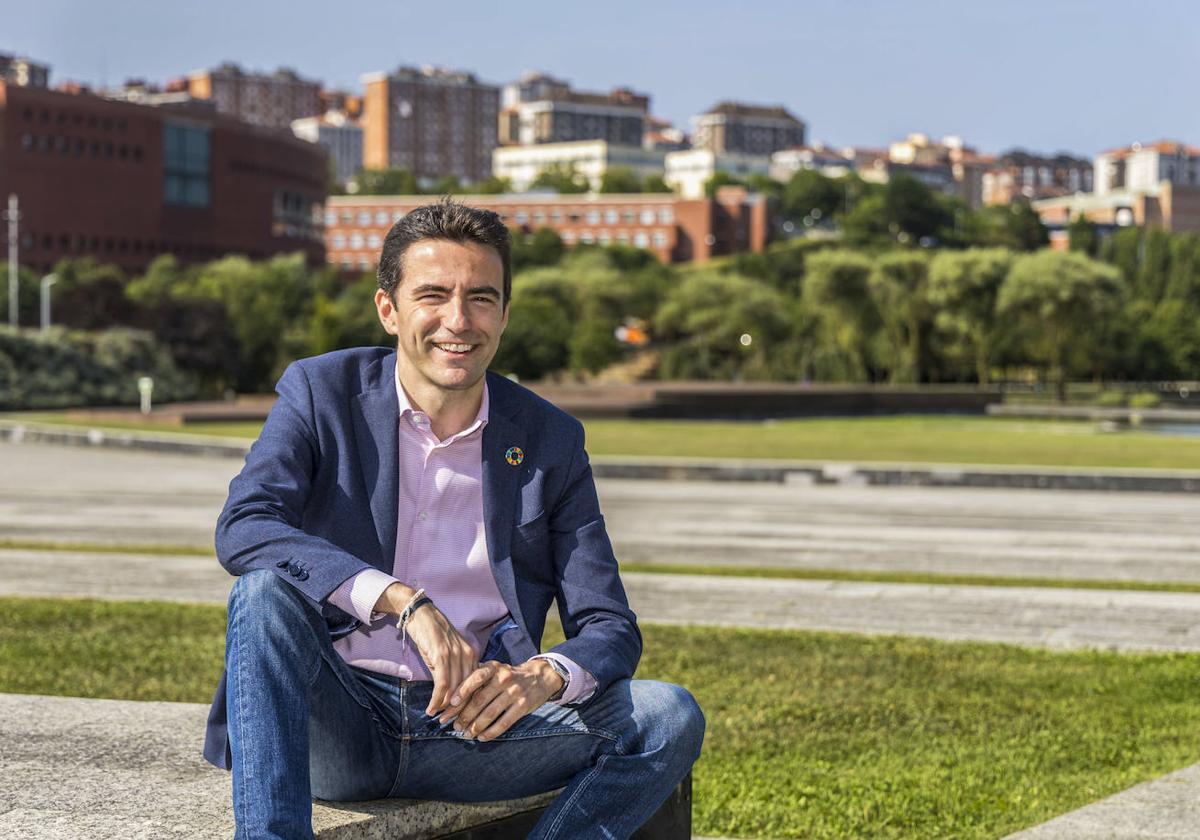 Pedro Casares, la persona elegida por el presidente Sánchez como portavoz de Economía del PSOE, en el Parque de Las Llamas