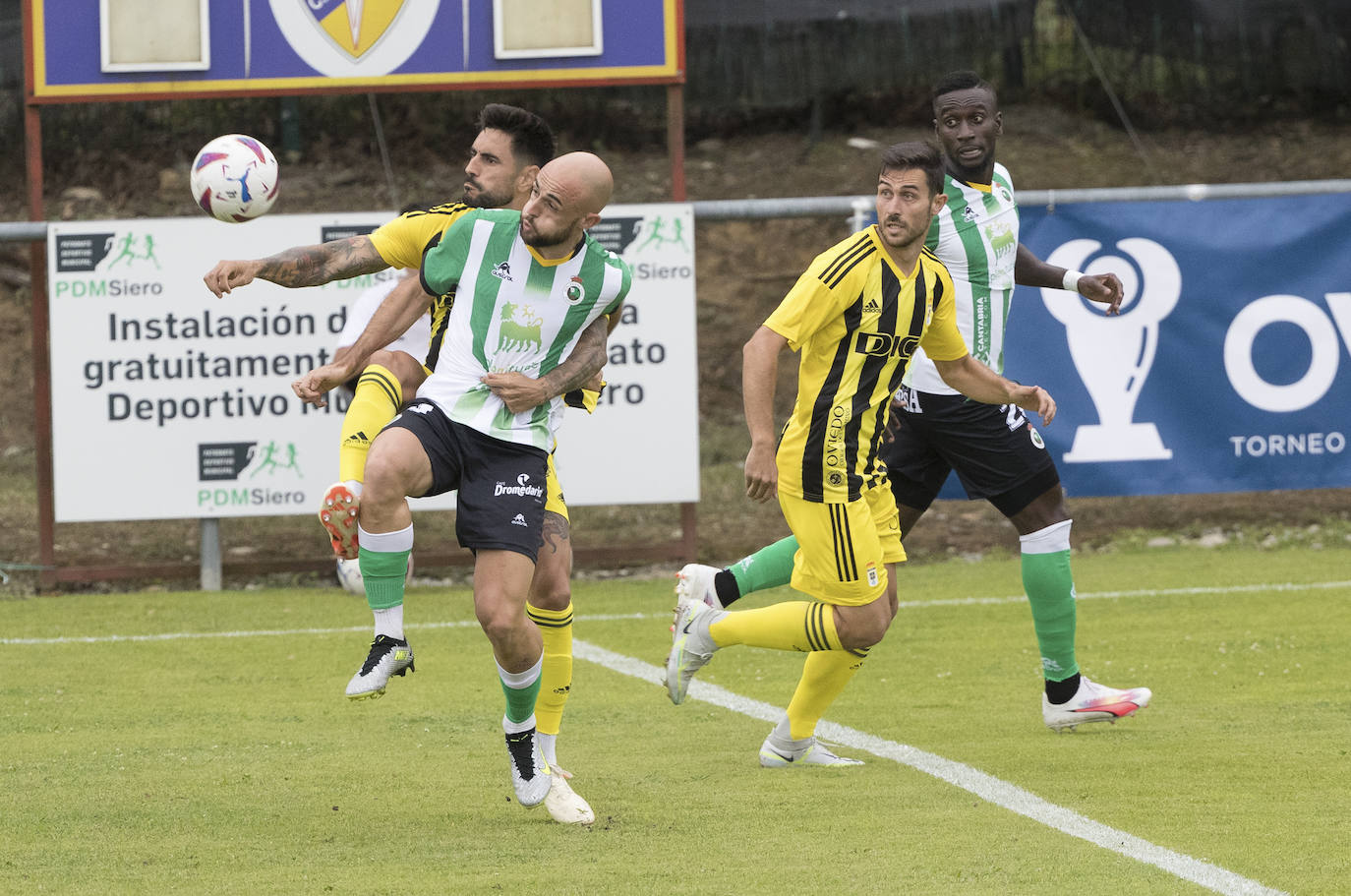 Ekain disputa la pelota con un futbolista carbayón.