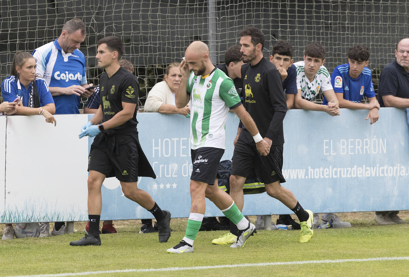 Ekain se retira tras recibir una patada involuntaria en la ceja derecha. Apenas duró cuatro minutos en el campo.