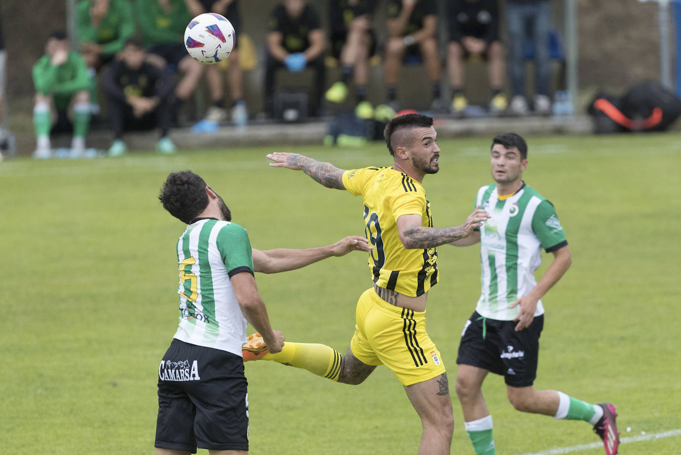 Germán disputa un balón con un rival, con Aldasoro al fondo.