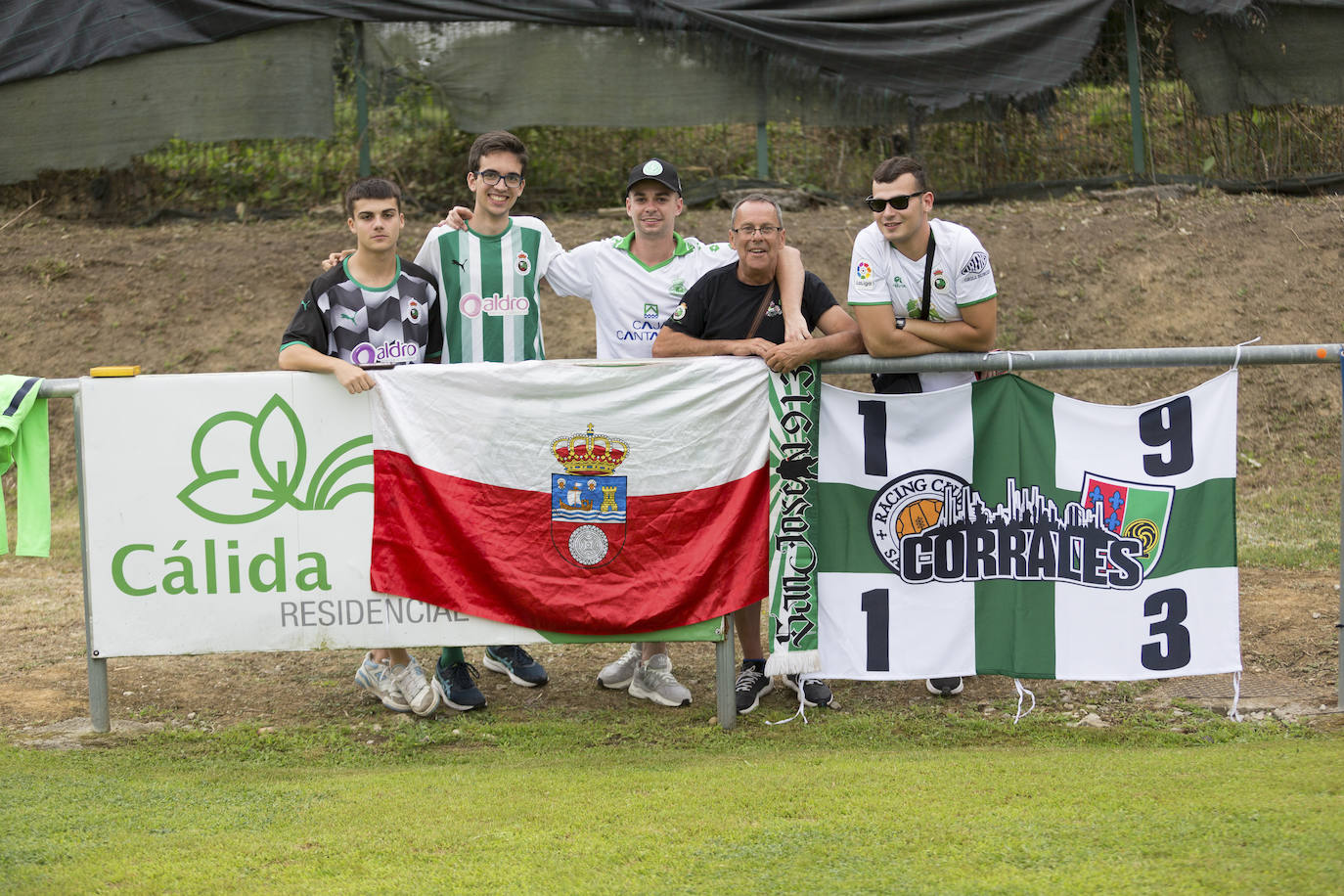 Un grupo de aficionados cántabros que se desplazó a El Berrón para ver al Racing.