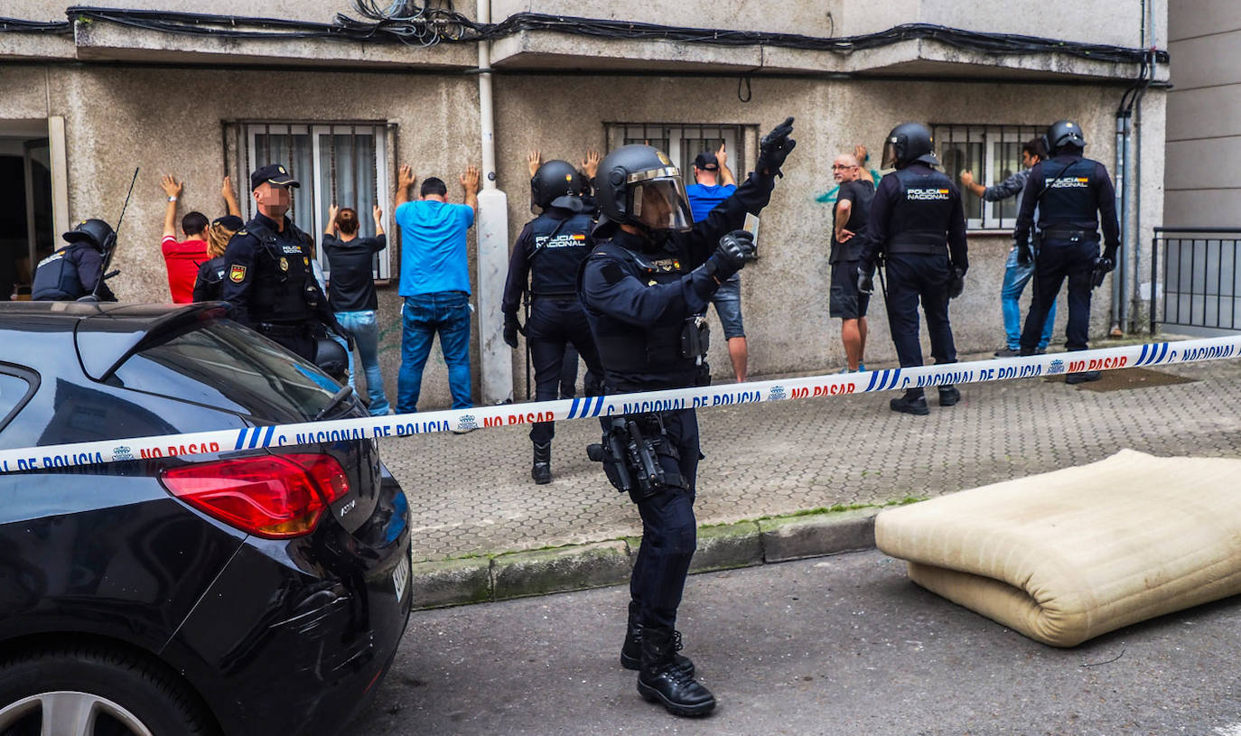 Los agentes han identificado y denunciado a todas las personas que estaban dentro del piso que ocupaba Mazorra