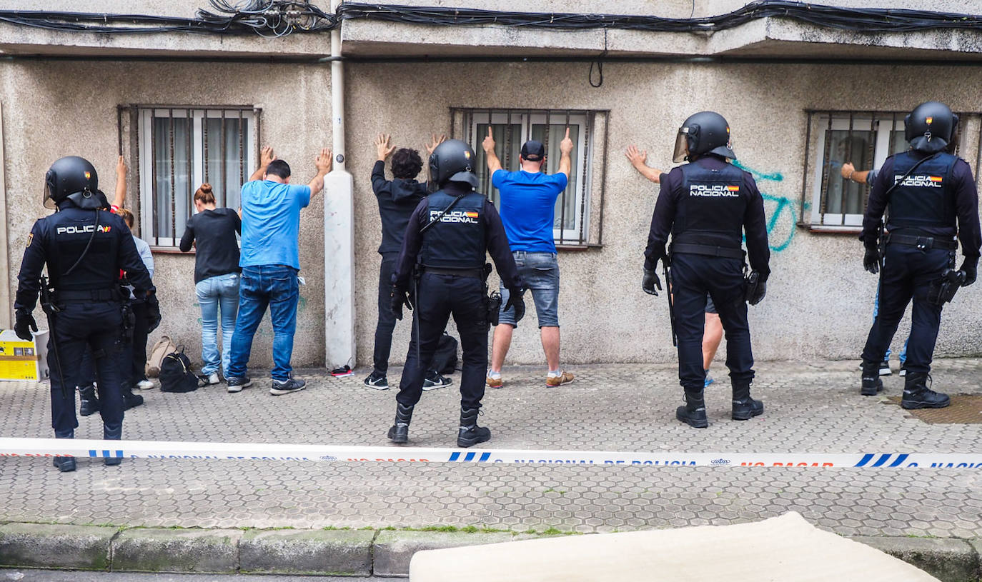 La intervención de los agentes ha sido rápida. Tras conseguir entrar, en algo más de media hora tomaron el control de todo