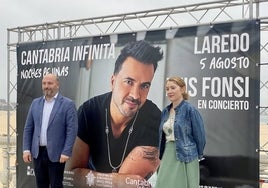 El alcalde de Laredo Miguel González y la Consejera de Cultura, Turismo y Deporte Eva Guillermina Fernández posan frente al cartel del concierto de Luis Fonsi