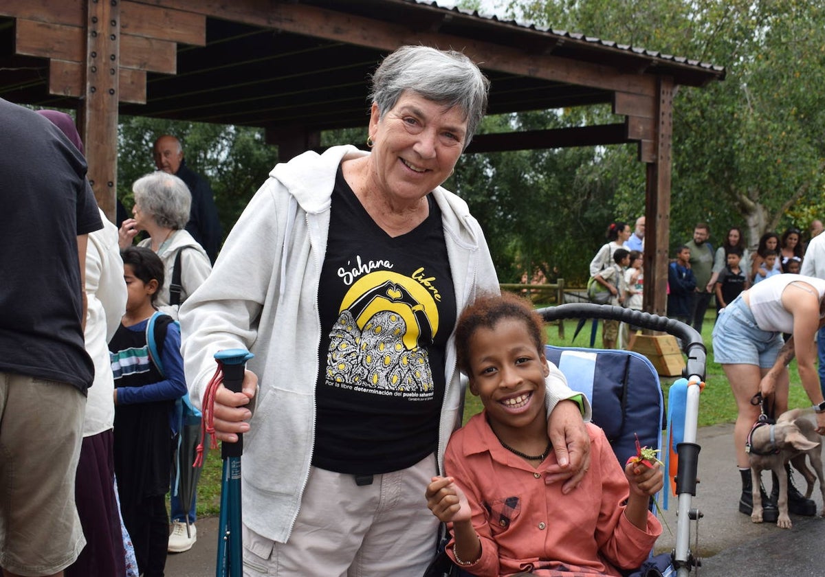 Una de las niñas saharauis que ha llegado a Cantabria para participar en el programa 'Vacaciones en paz' fue recibida por los integrantes del colectivo organizador y voluntarios.