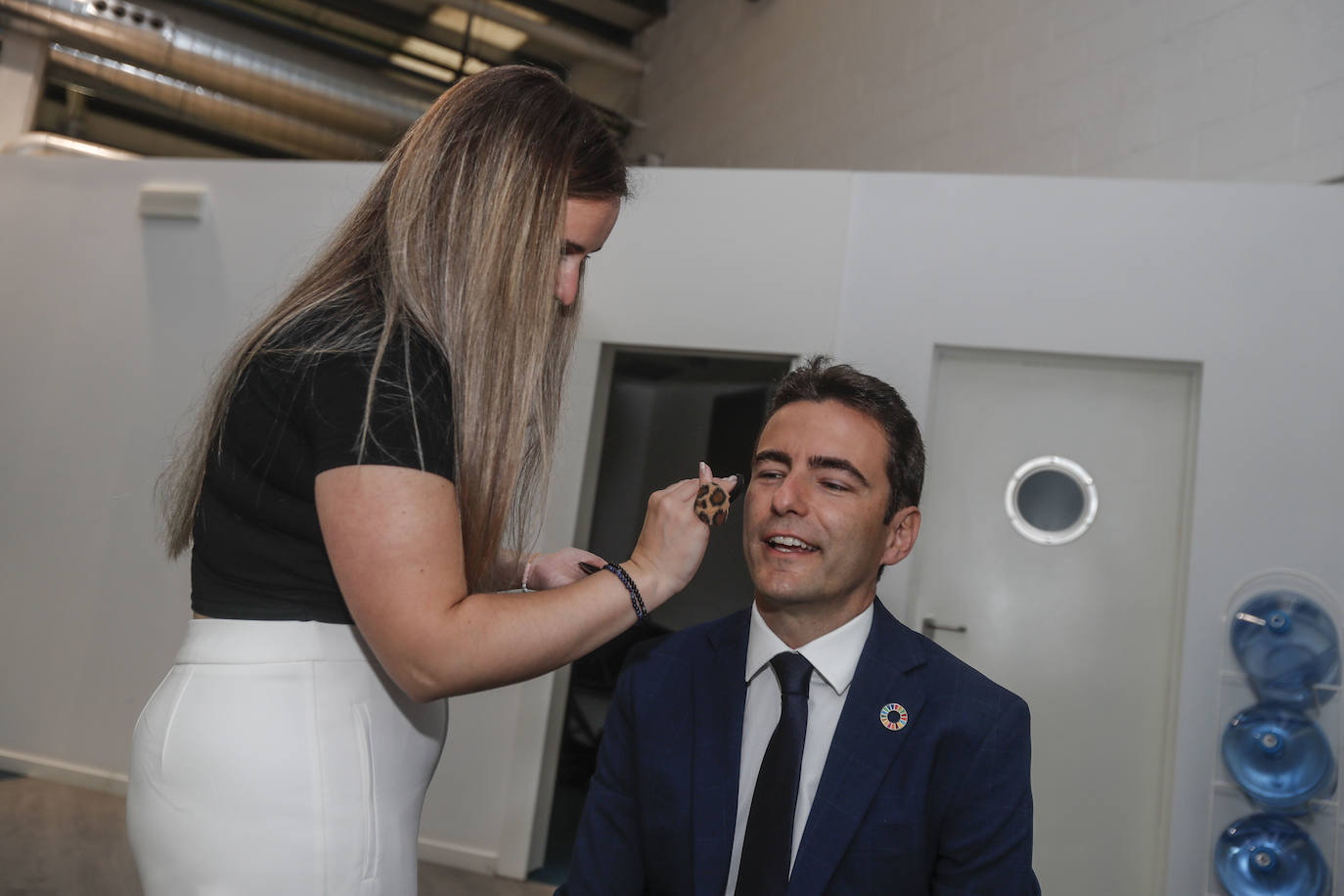 El socialista Casares también pasó por el set de maquillaje.