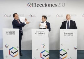 De las Cuevas y Casares se intercambian carteles durante el debate