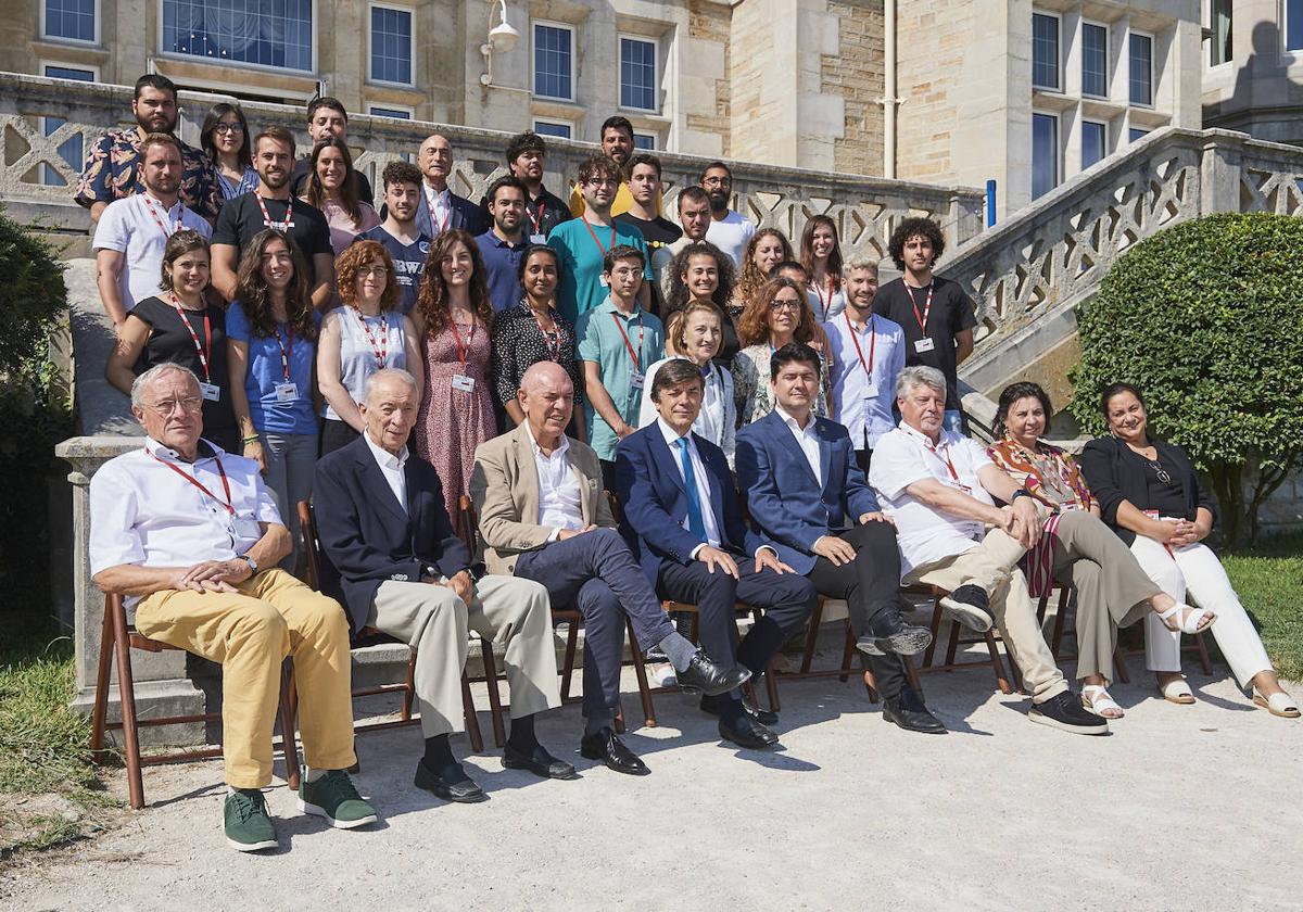 Foto tomada ayer en la fachada sur del Palacio con la que UIMP quiso recrear la Conferencia de 1933.