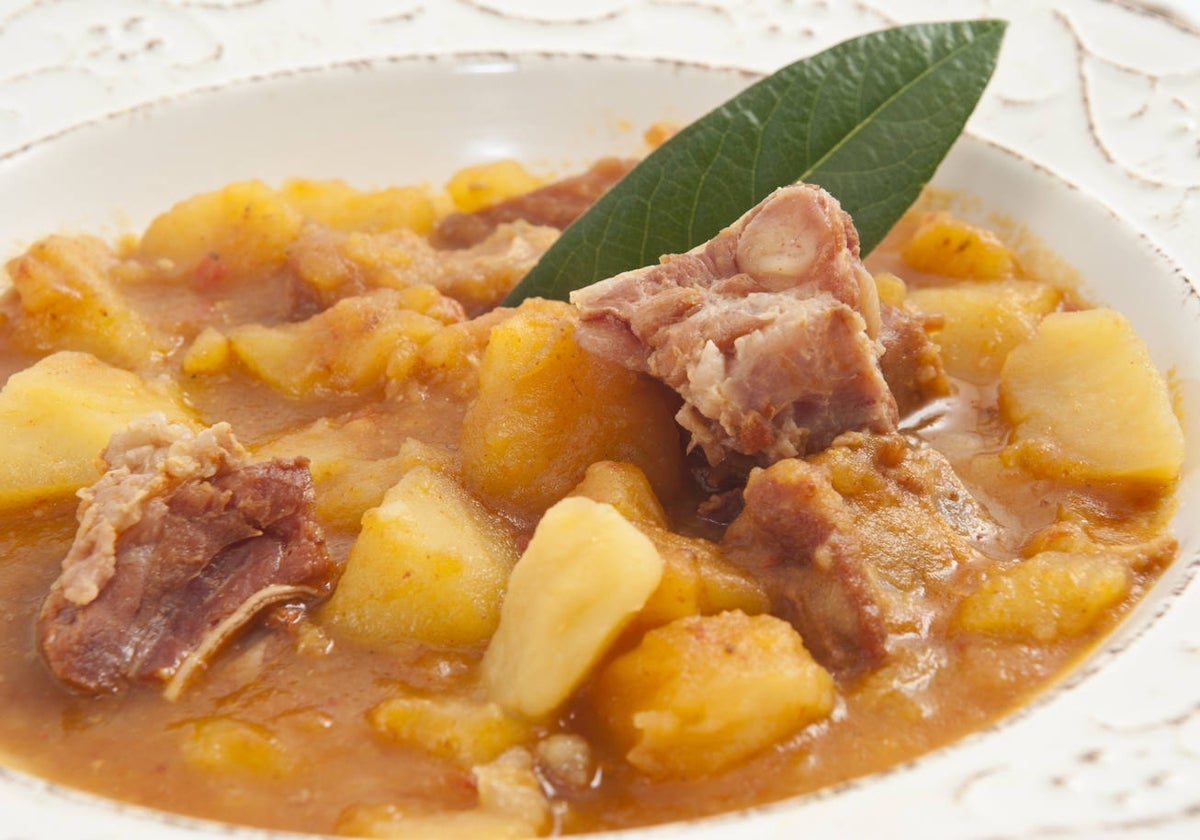 Patatas con costillas a la campurriana.