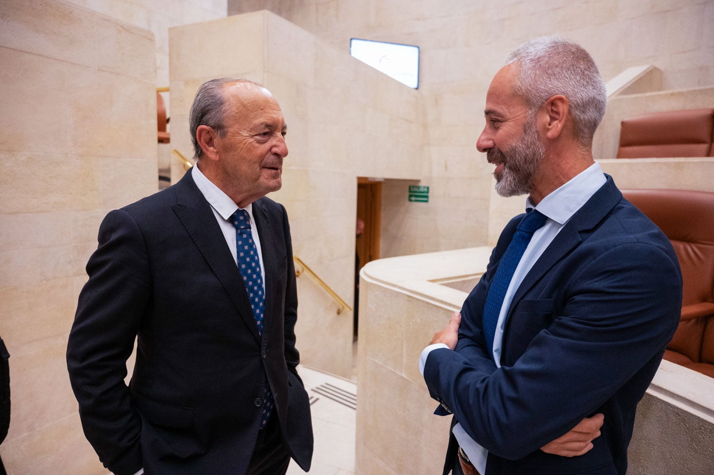 El exconsejero Javier López Marcano charla con el nuevo titular de Educación, Sergio Silva.