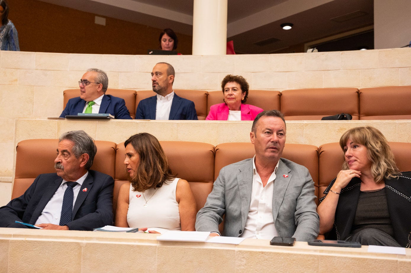 Tras ocho años en el Gobierno de Cantabria, Miguel Ángel Revilla, se ha trasladado a la segunda fila del hemiciclo. Le acompañan Paula Fernández, Guillermo Blanco, Rosa Díaz, Pedro Hernando, Javier López Estrada y Teresa Noceda. 