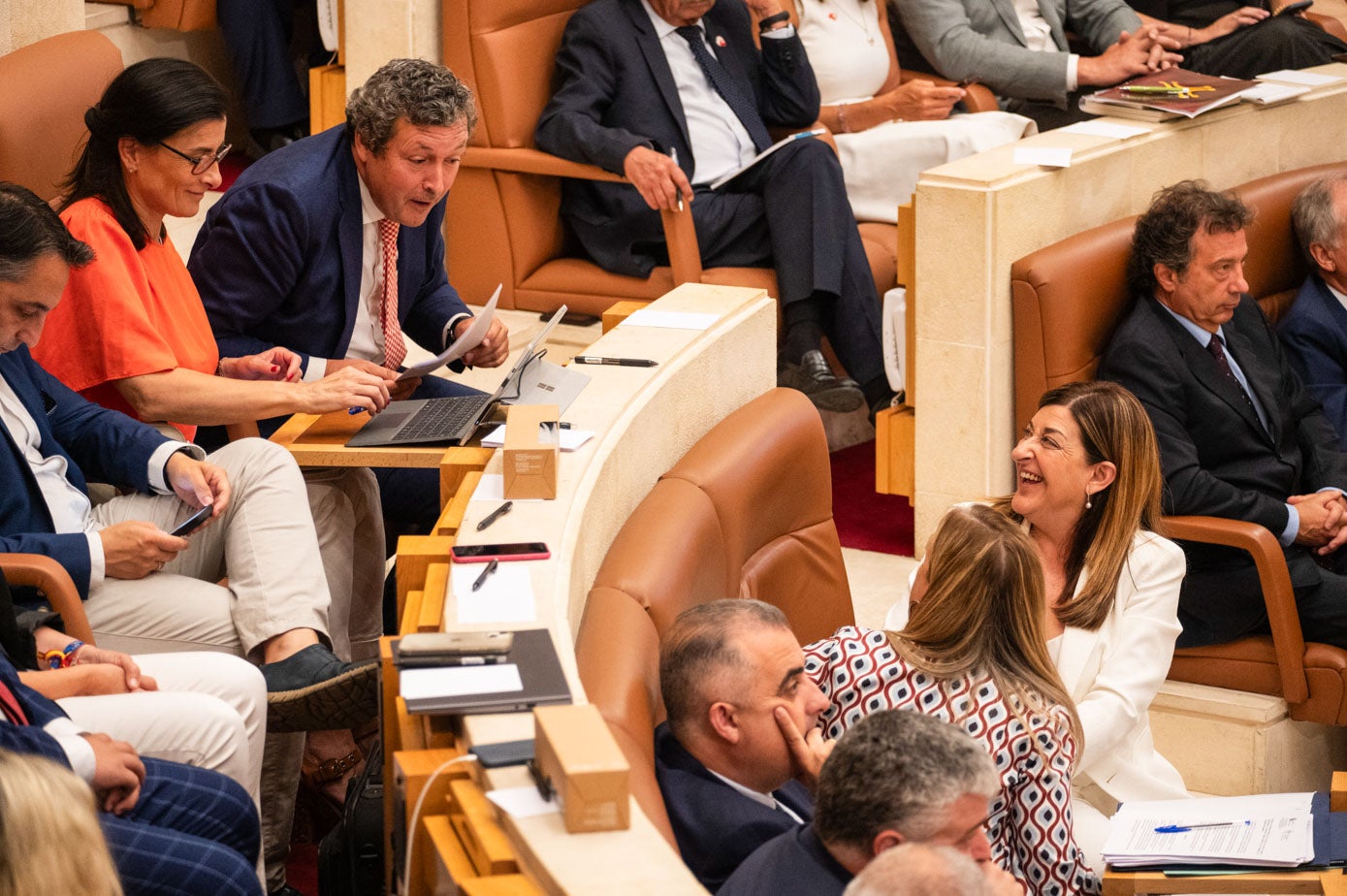 La presidenta de Cantabria bromea con Fernández y la alcaldesa de Santander, Gema Igual. 