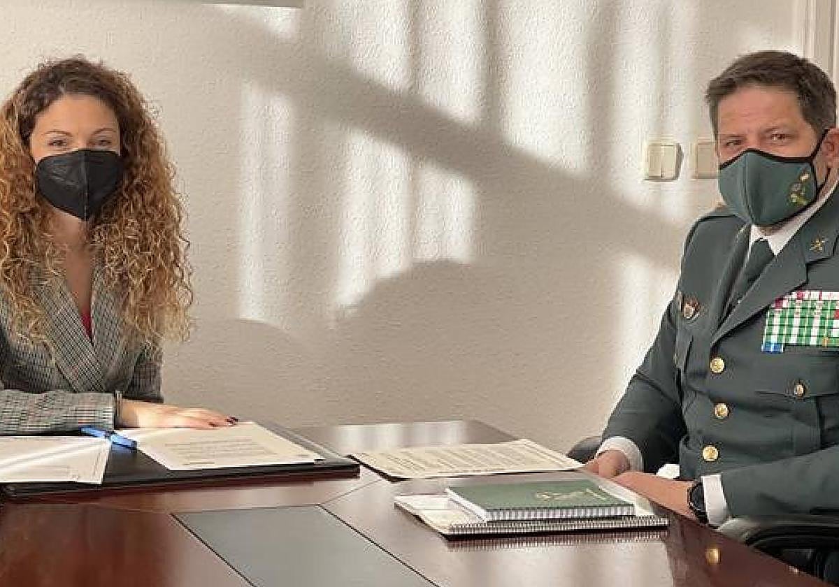 Ainoa Quiñones, delegada del Gobierno en Cantabria, y Antonio Orantos, coronel jefe del instituto armado en la comunidad.