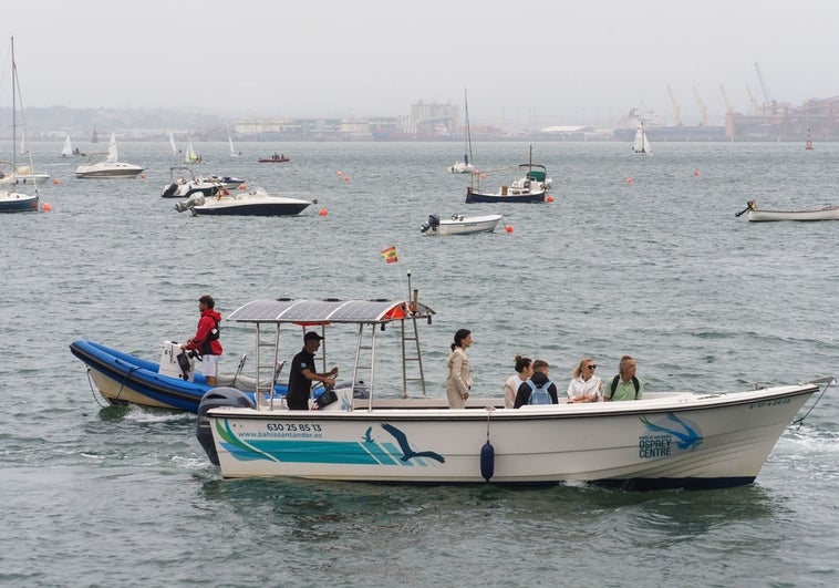 Embarcación en la que se realiza la ruta guiada por la bahía.