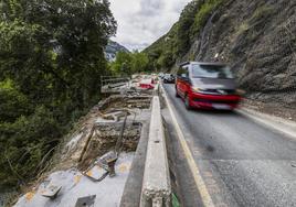 Una caravana de vehículos circula por el único carril habilitado en el tramo de Lebeña. A la izquierda, el voladizo para ganar metros de anchura a la carretera.