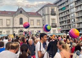 El pregón reunió a numeroso público en la plaza.