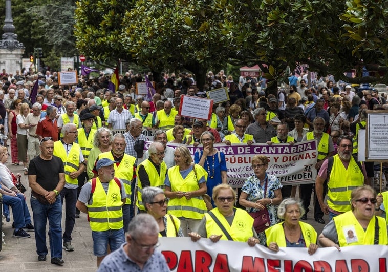 Centenares de personas, esta tarde, recorren las calles de Santander en una manifestación convocada para defender los derechos.