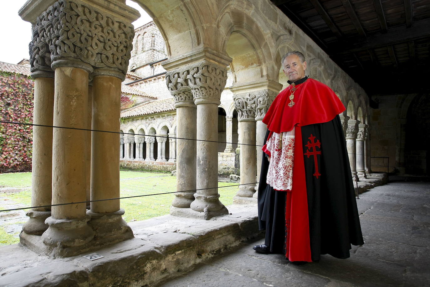 Ocupó diversas dignidades, como la de Canónigo Honorario de Calatayud, Prior de la Orden de Caballería del Santo Sepulcro. En la imagen, en el claustro de la Colegiata de Santillana, en 2011.