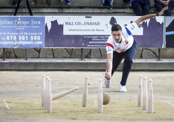 El jugador de Riotuerto Adrián Díaz es líder del Campeonato Regional de Primera con un bolo de ventaja sobre Salmón.