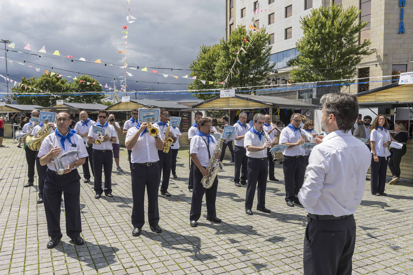 Al mediodía de este viernes en la Plaza de Alfonso XIII empezó a sonar un pasodoble a cargo de la Banda Municipal.