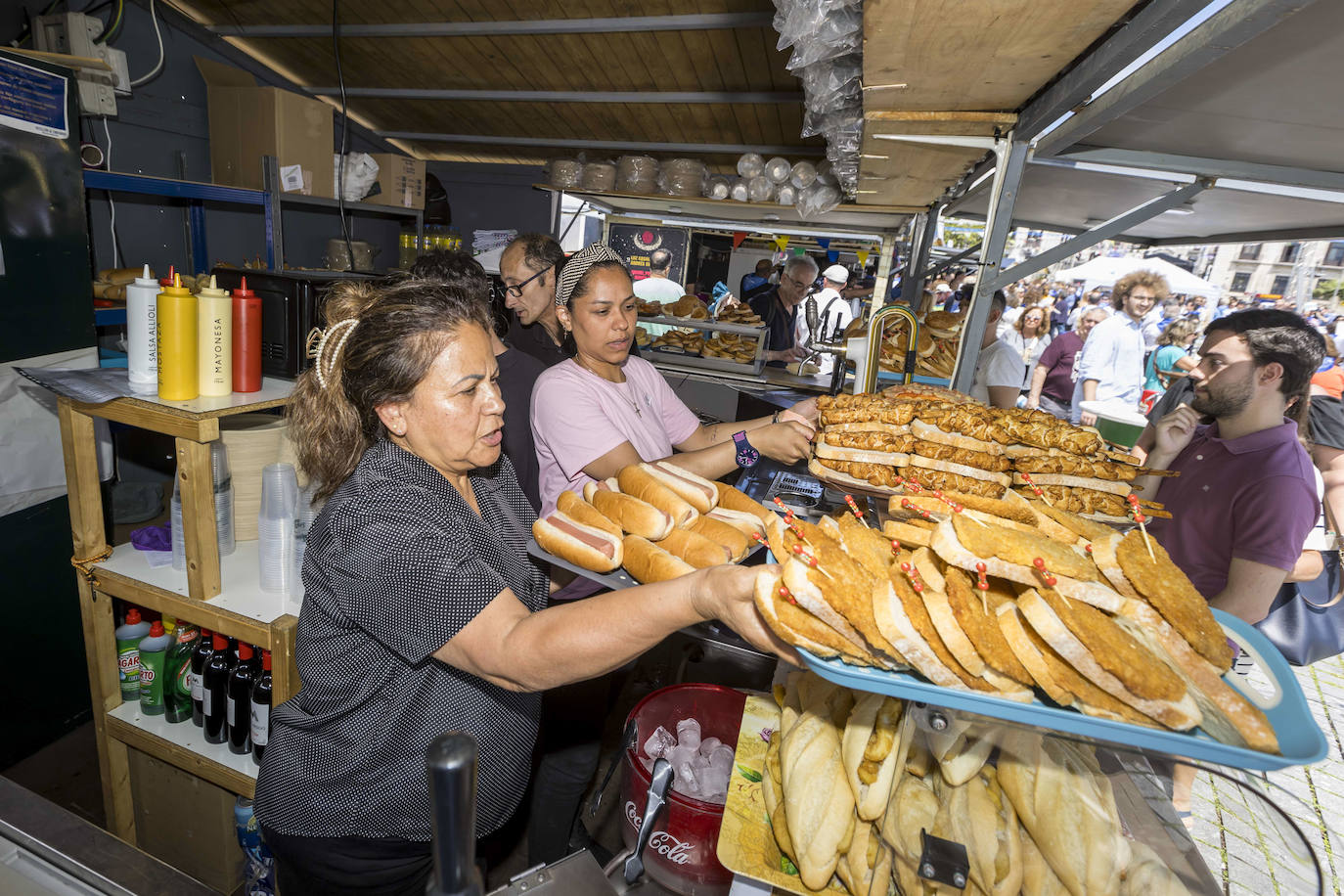 El pincho de feria tiene un precio de cuatro euro e incluye la consumición (ya sea refresco, caña, vino...)