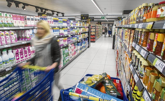 Una mujer realiza la compra en un supermercado cántabro