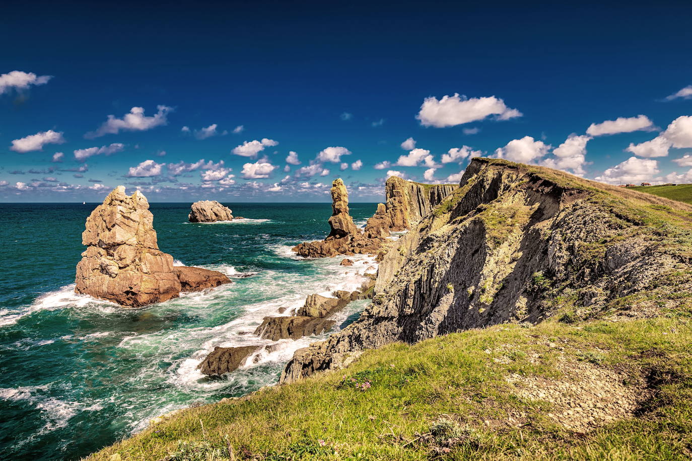 La playa de la Arnía se localiza en pleno corazón de la Costa Quebrada. Una de sus maravillas es el paisaje geológico que ofrece con pequeños islotes vestigio de la antigua costa.