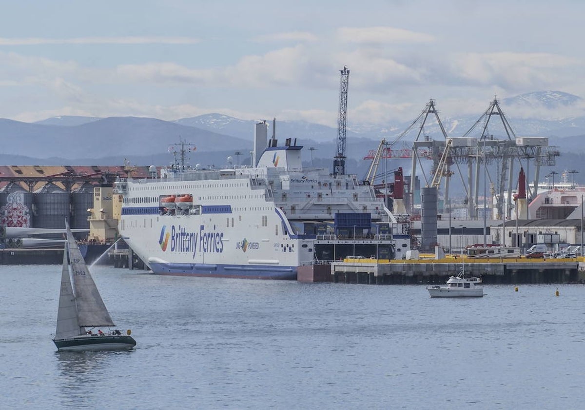 El Santoña, atracado en la nueva terminal del Puerto de Santander.