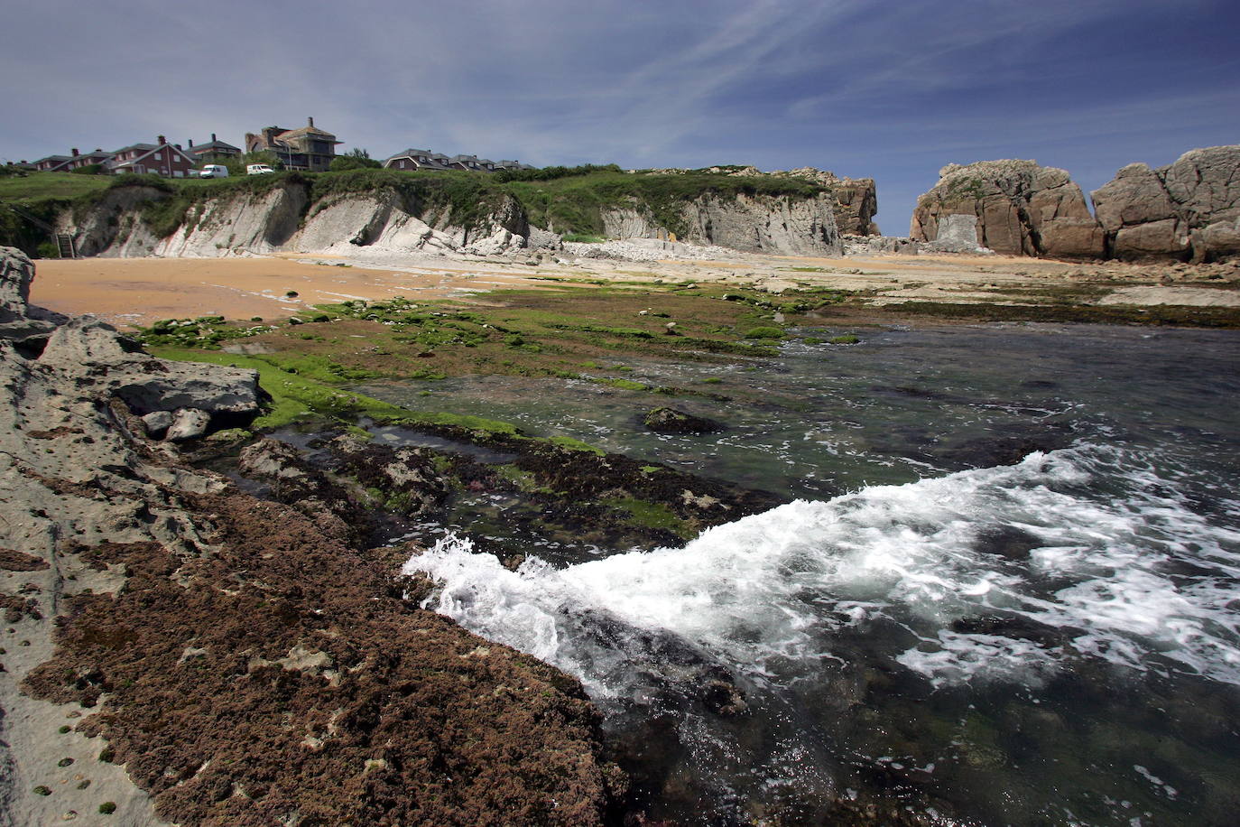 Playa de Cerrias. También localizada en Liencres, este es un pequeño lugar rodeado de rocas, que a pesar de su gran tamaño, los vientos continúan siendo fuertes. 310 metros de arena son los que se pueden recorrer en esta ribera del mar.