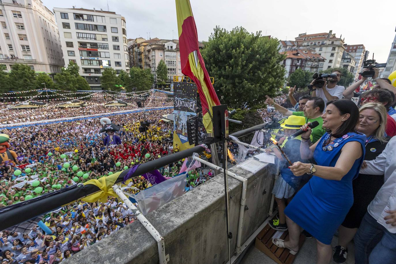 Momento justo en el que la alcaldesa enciende la mecha del cohete para lanzar el chupinazo.