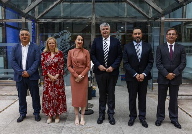 De izquierda a derecha: Fernando Olaiz (Tesorería, Presupuestos y Política Financiera), María Jesús Vicente Cabezas (secretaria general), Marta García Hospital (Fondos Europeos), Luis Ángel Agüeros (consejero), José Ramón Paterna (Icane) y Javier Vidal Campa (Economía). En l aimagen falta el interventor general, pendiente de nombrar, y el director del ICAF, Jesús Bulnes.