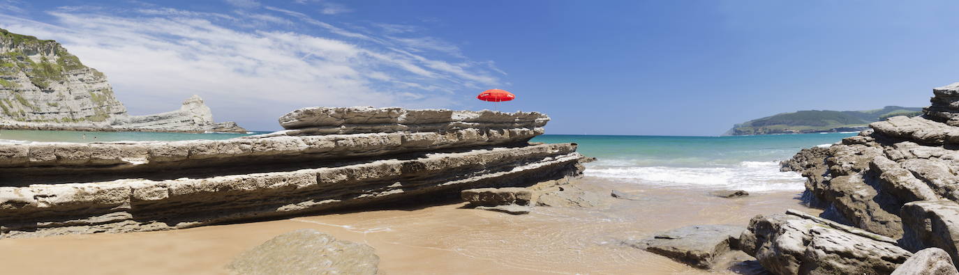 Playa de Langre. 800 metros de arenal recorre el este de la costa de Cantabria. En época estival ofrece un buen fondeadero para las embarcaciones y se convierte en el lugar perfecto para hacer snorkel, por su fauna marina. 