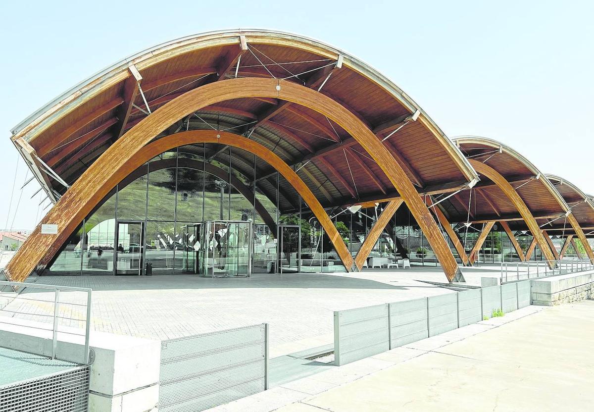 Bodega diseñada por el arquitecto Richard Rogers, una obra maestra del siglo XXI, que se inauguró el 16 de diciembre de 2010 en Peñafiel, a los pies del castillo.