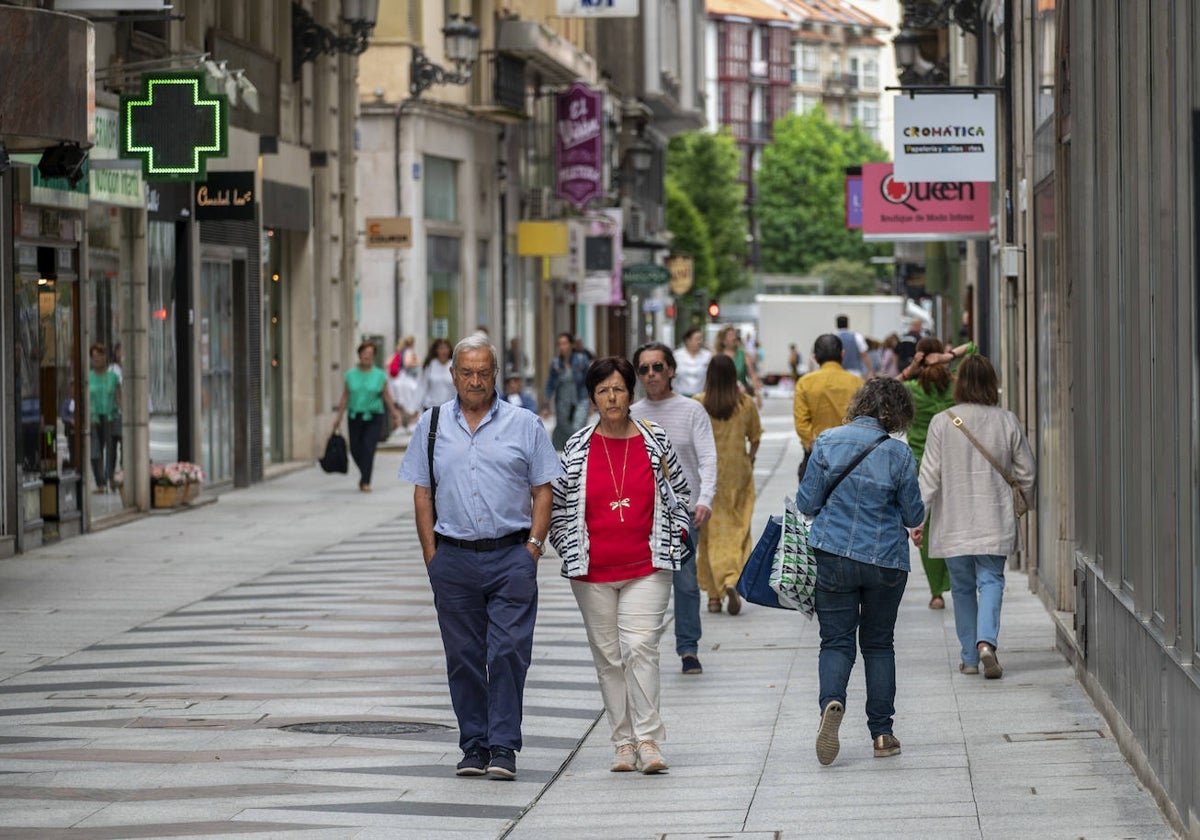 Los ciudadanos y los primeros turistas recorren la calle San Francisco, con su nueva imagen completada.