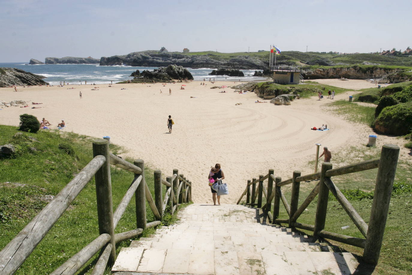 Esta playa se ha convertido en una de las más visitadas y apreciadas por los turistas que proceden de Santander y otras partes del norte de España. También es símbolo de la Bandera Azul.