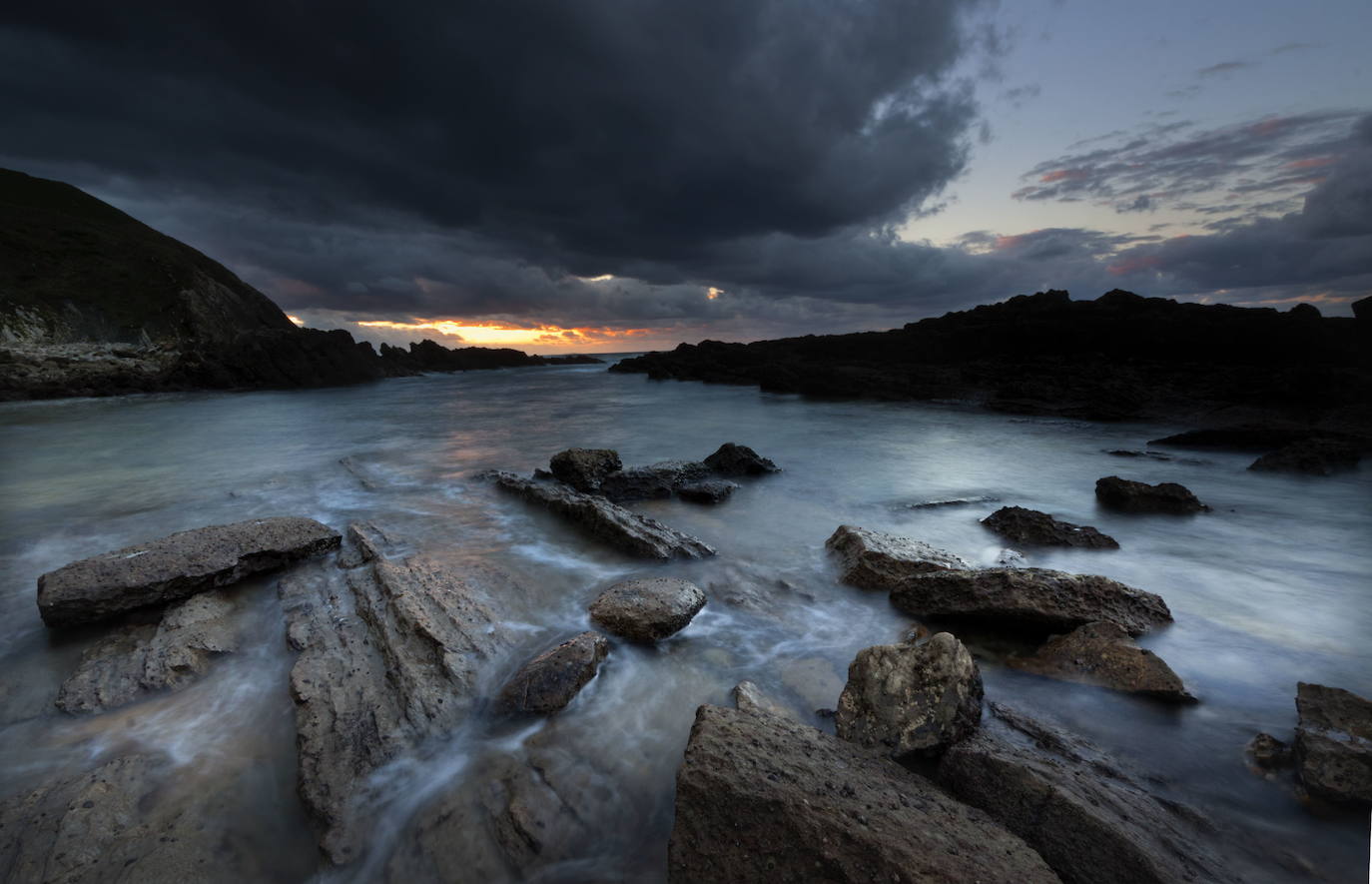 Playa de Tagle en Suances. Esta playa suele estar frecuentada por gente joven y cuenta con varias estancias donde hacer barbacoas. Además, destaca su típico chiringuito con una amplia terraza donde ver los mejores atardeceres.