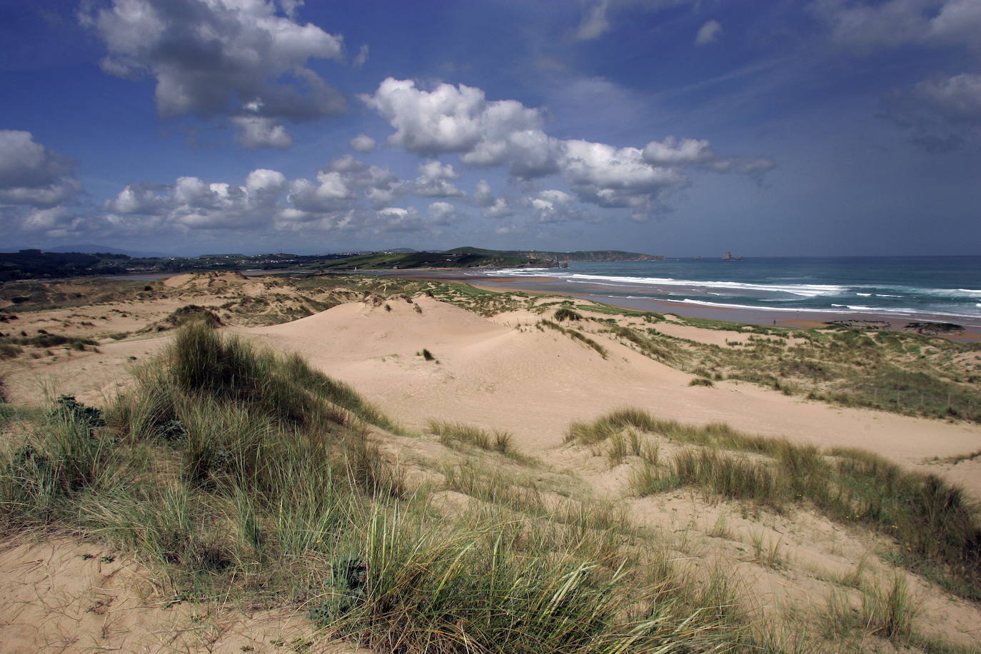 Playa de Valdearenas. Este entorno natural protagonizado por sus dunas está situado en Liencres. En sus 2.800 kilómetros se distingue el lado orientas y occidental. Uno lleno de acantilados y formaciones rocosas, y el otro con arena y la desembocadura del Río Pas, respectivamente.