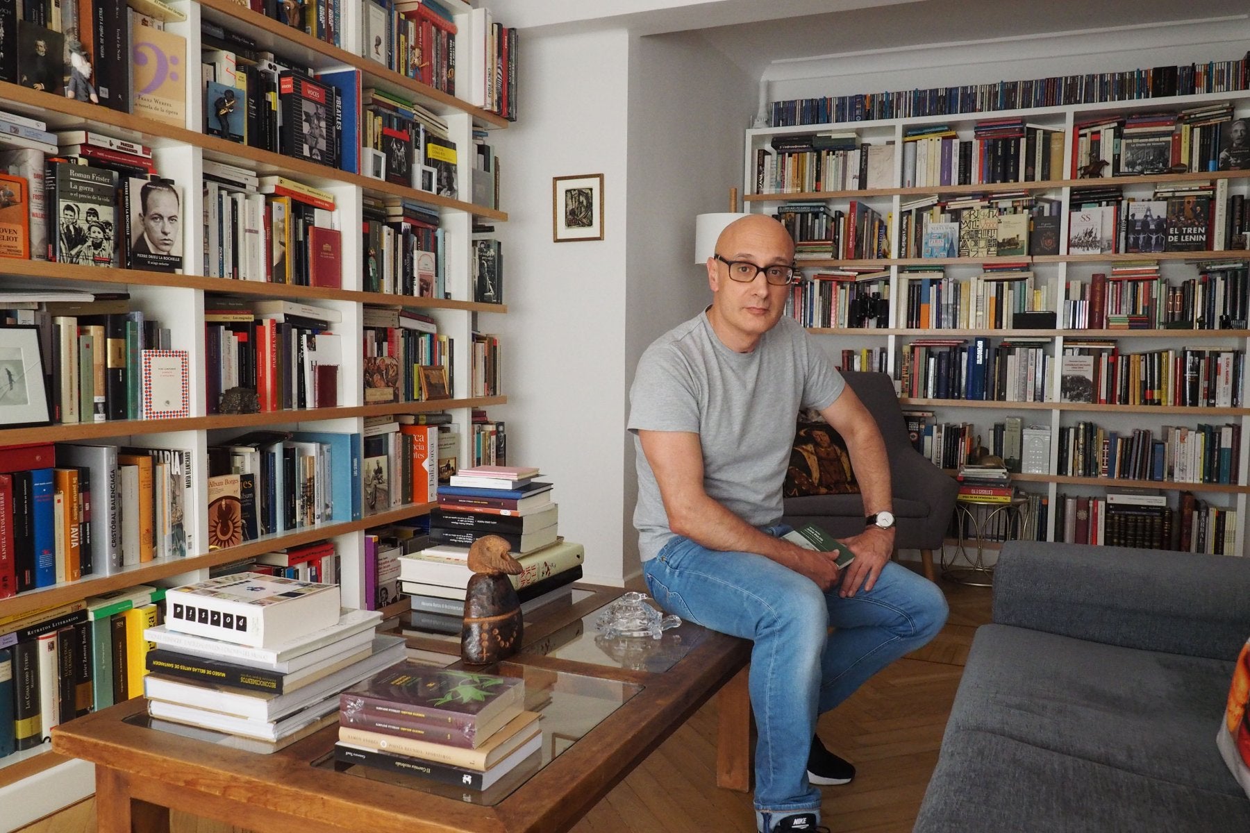 Juan Antonio González Fuentes, poeta, mezcla autores y lecturas en su nuevo libro de libros.