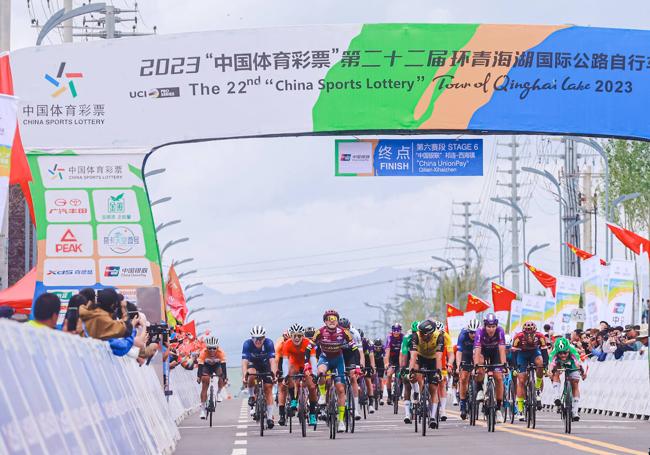 Miguel Ángel Fernández, segundo por la derecha, entra en la cuarta plaza en la sexta etapa, entre Qilian y Xihaizhen.