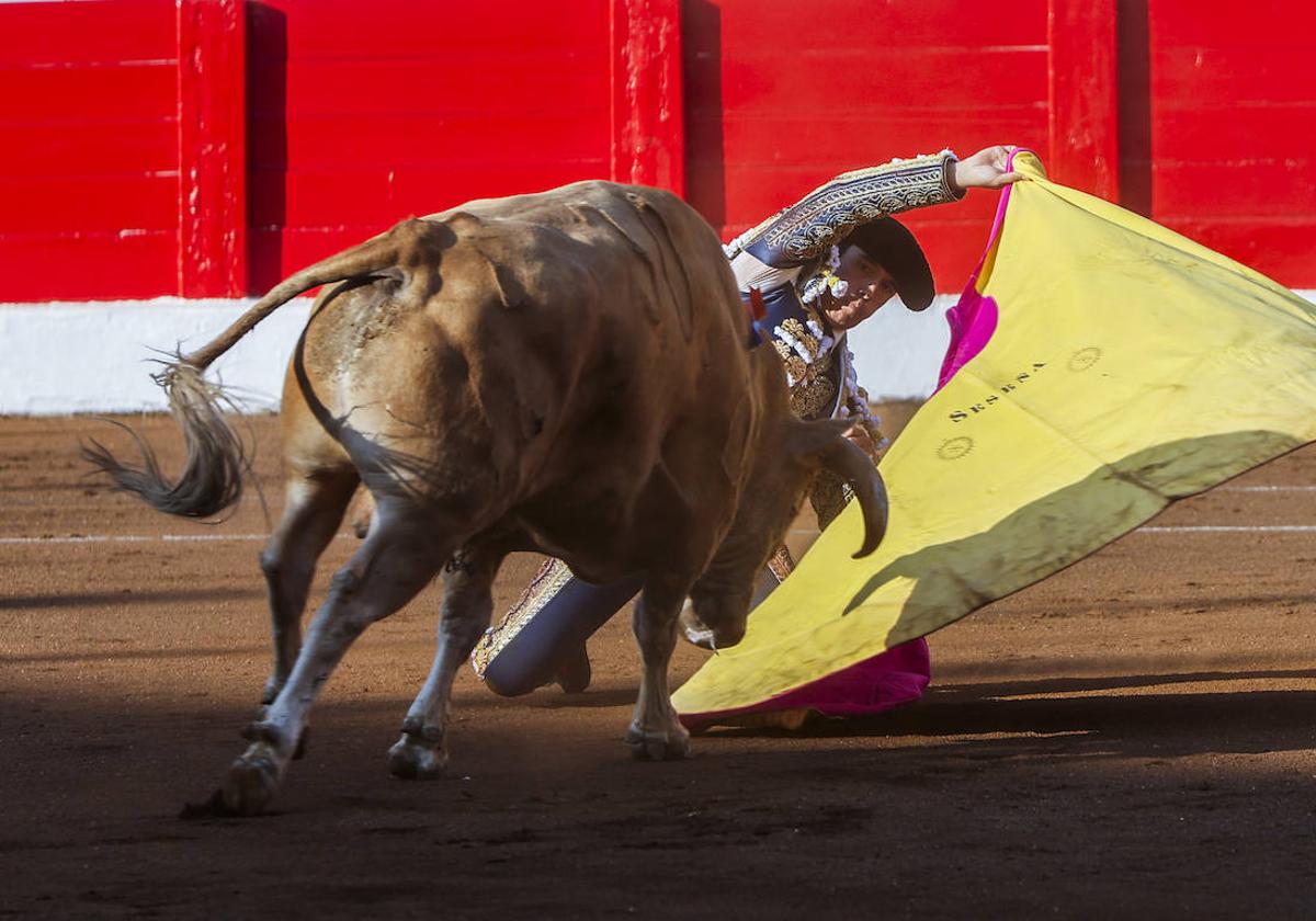 Álvaro Seseña receta una larga cambiada de rodillas al segundo toro de su lote en la tarde en Cuatro Caminos.