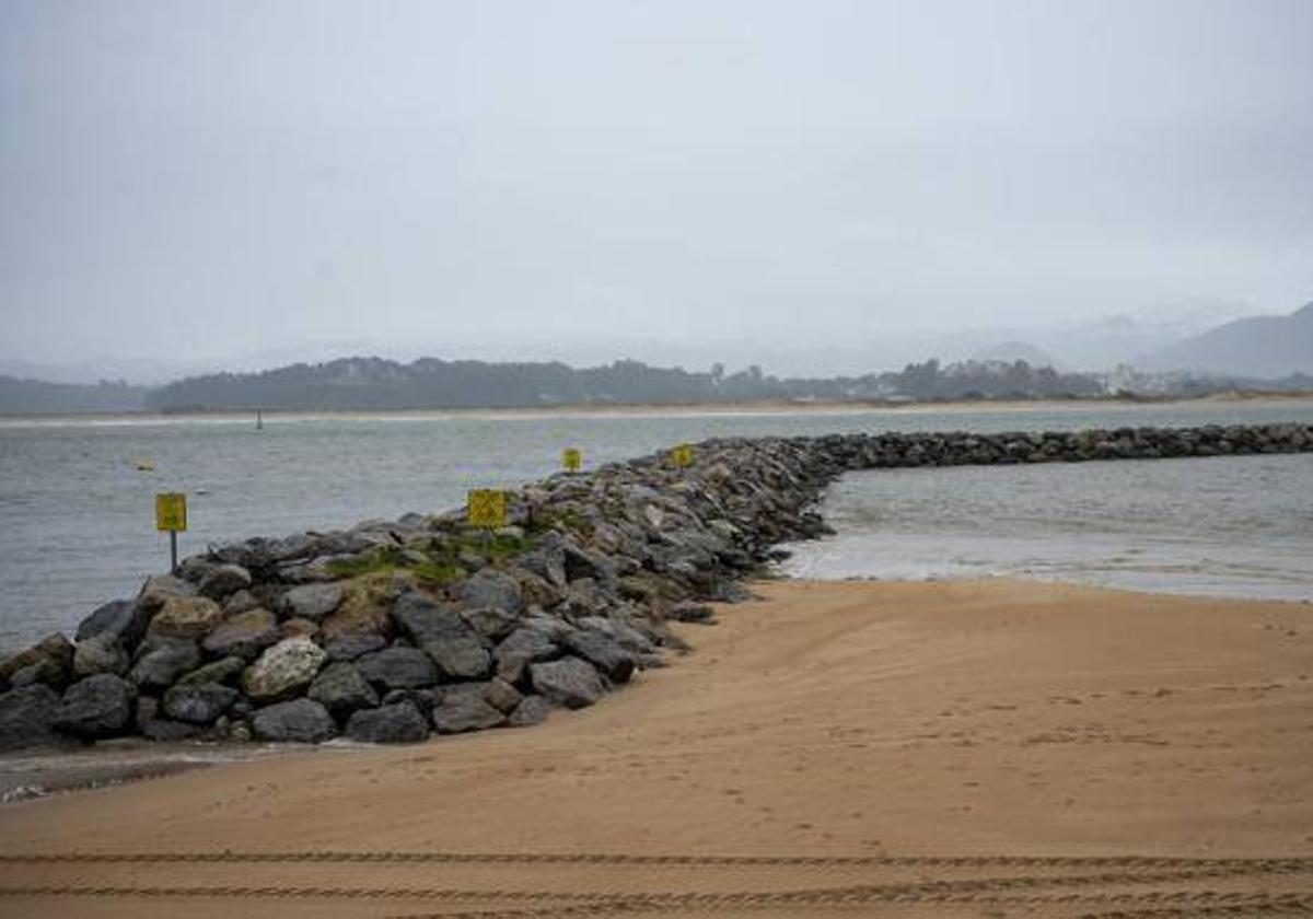 El espigón que llegó a construirse se levantó en 2018 y la obra se paralizó el mismo año, por lo que el material del segundo se quedó en la playa tres años hasta que se retiró.