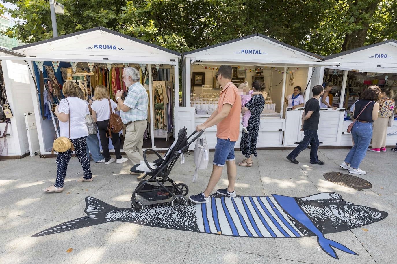 El Mercado Marinero está abierto por la mañana de 12.00 a 15.00 horas y luego de 17.00 a medianoche. 