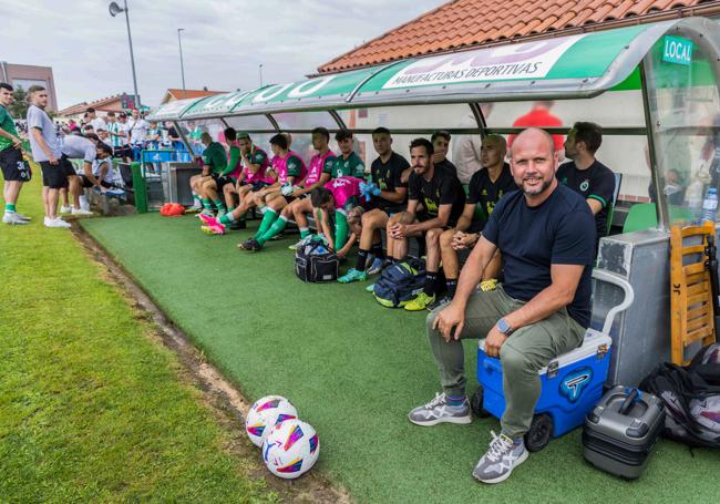 José Alberto, en el banquillo de El Pilar en Guarnizo junto al resto del equipo.