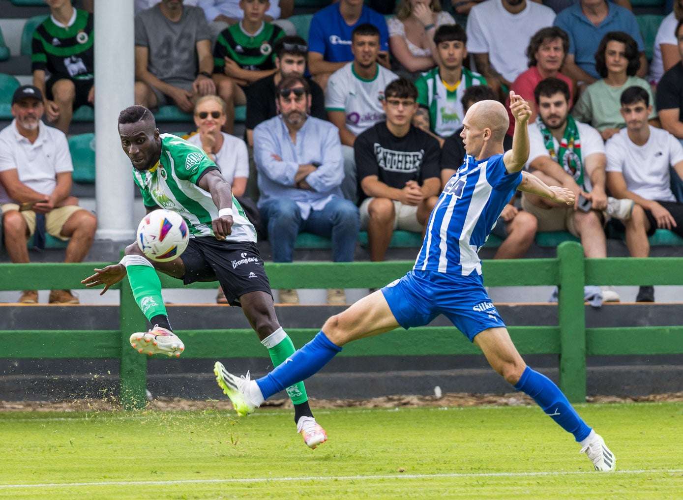 Lago Junior encara a un jugador del Alavés.