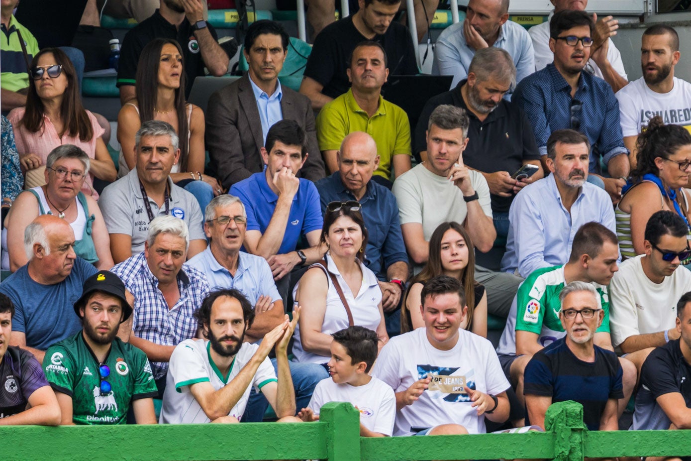 Manolo Higuera acudió a ver el partido junto a Mikel Martija. 