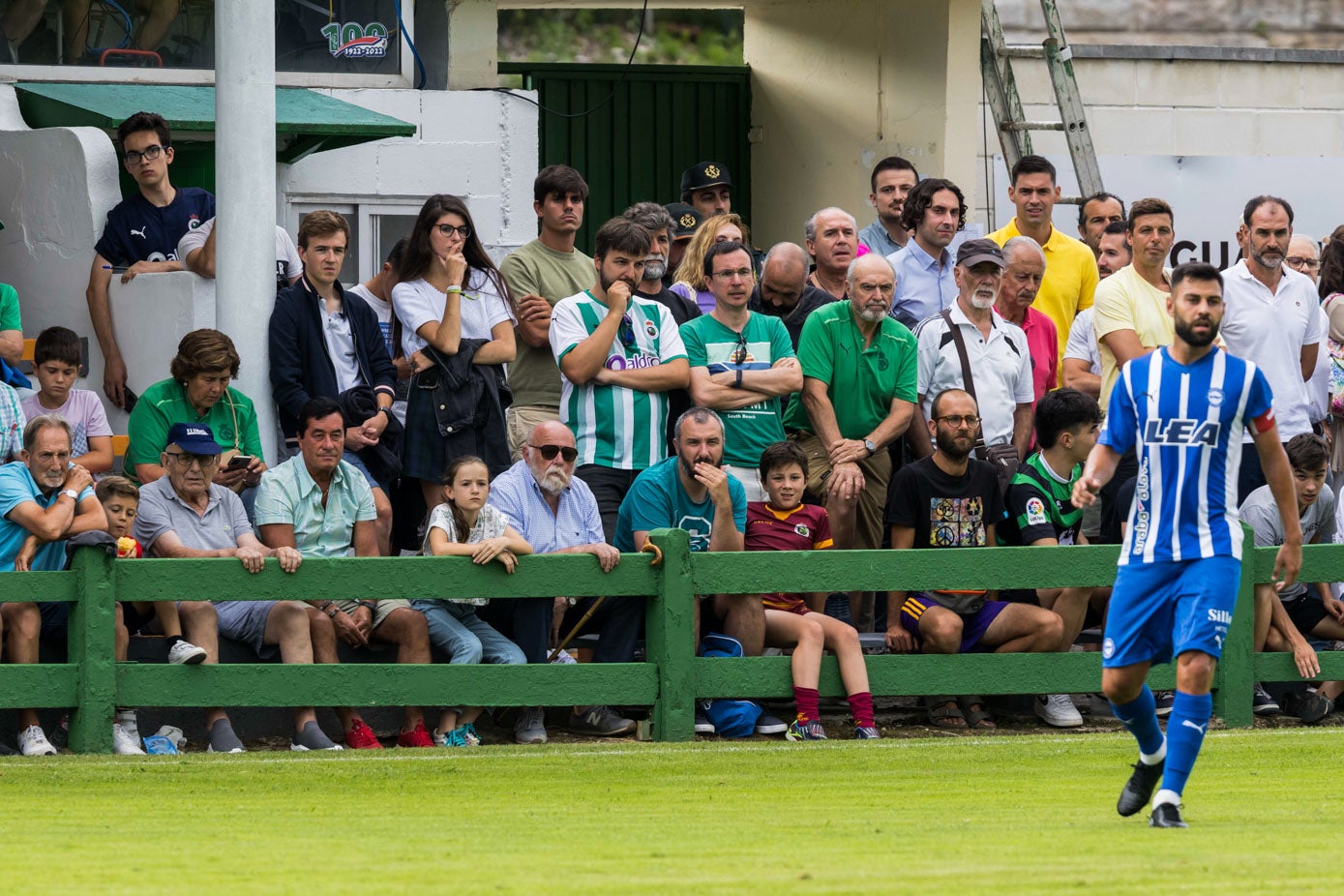 Un buen número de aficionados acudió a Guarnizo para acompañar al Racing. 