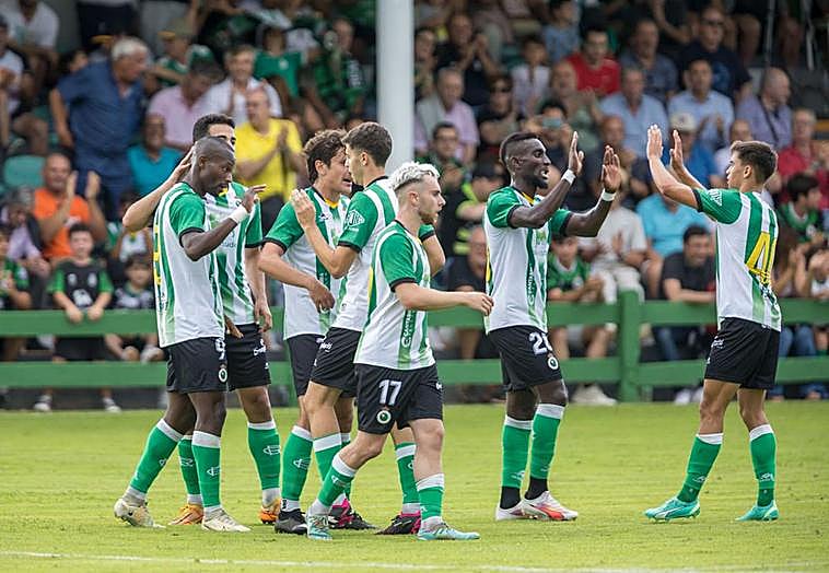 Los jugadores del Racing celebran el tanto de Cedric ante el Alavés