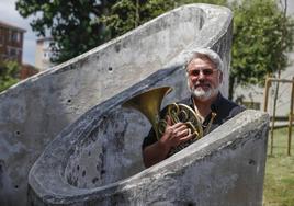 Radovan Vlatkovic, con la trompa que toca desde hace 30 años, en el exterior del Conservatorio Jesús de Monasterio.