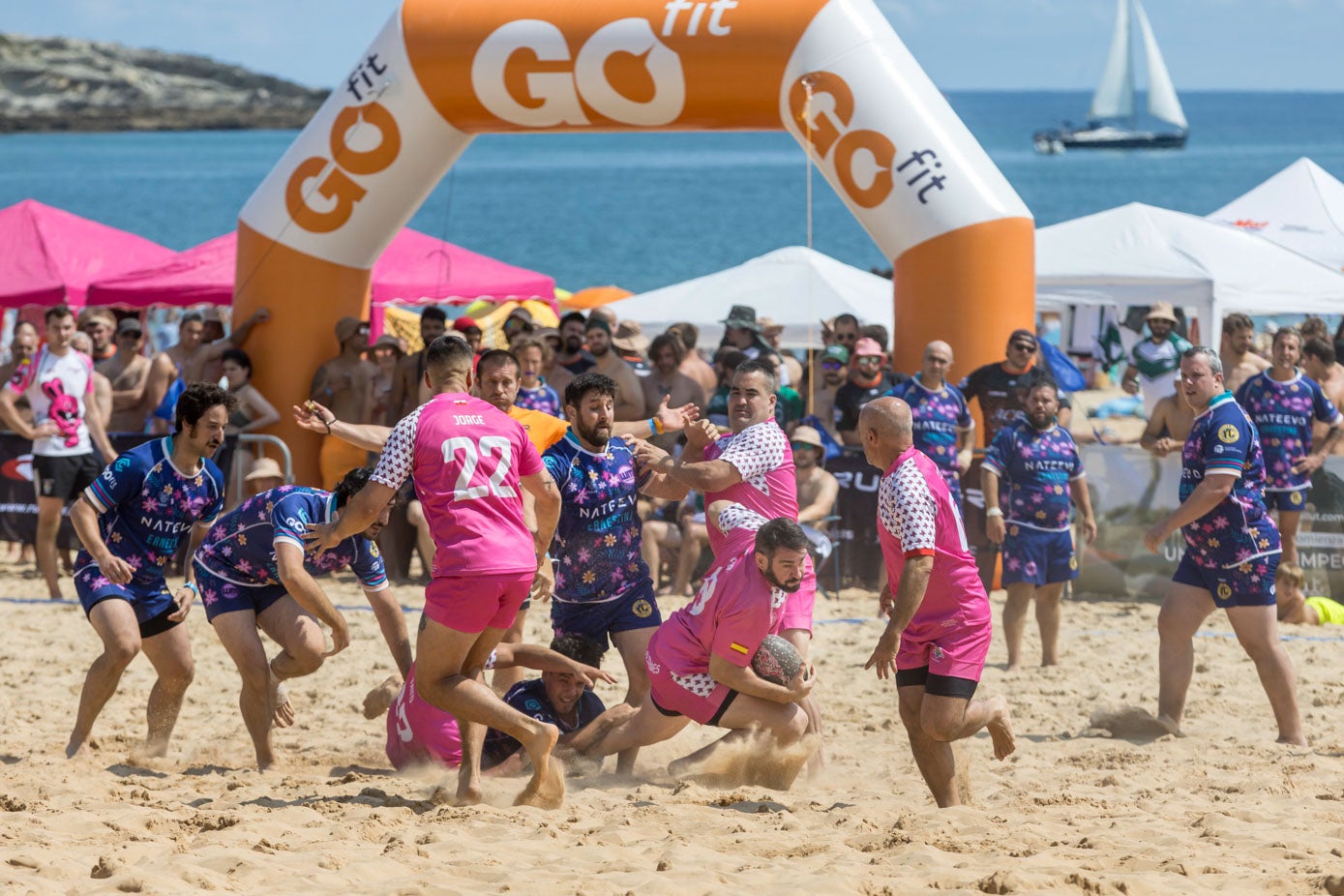 Jugadores del torneo de rugby en el campo número uno de la Segunda playa de El Sardinero, frente a la carpa de la organización.